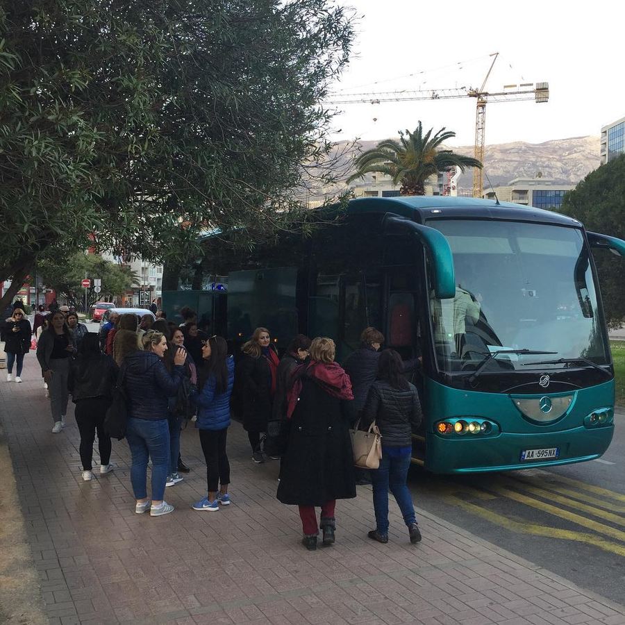 Grup udhëtarësh duke hipur në autobusin e Kenga Bus