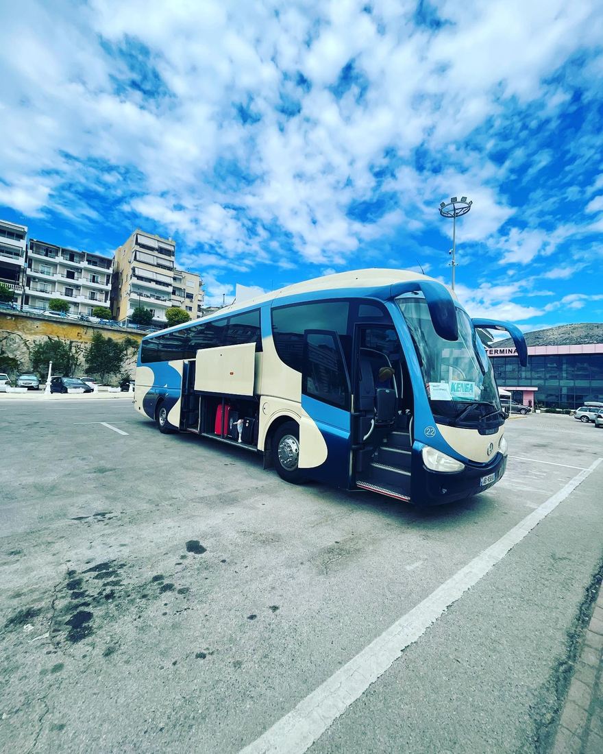 Autobusi i Kenga Bus me bagazhet e hapura para terminalit të Sarandës