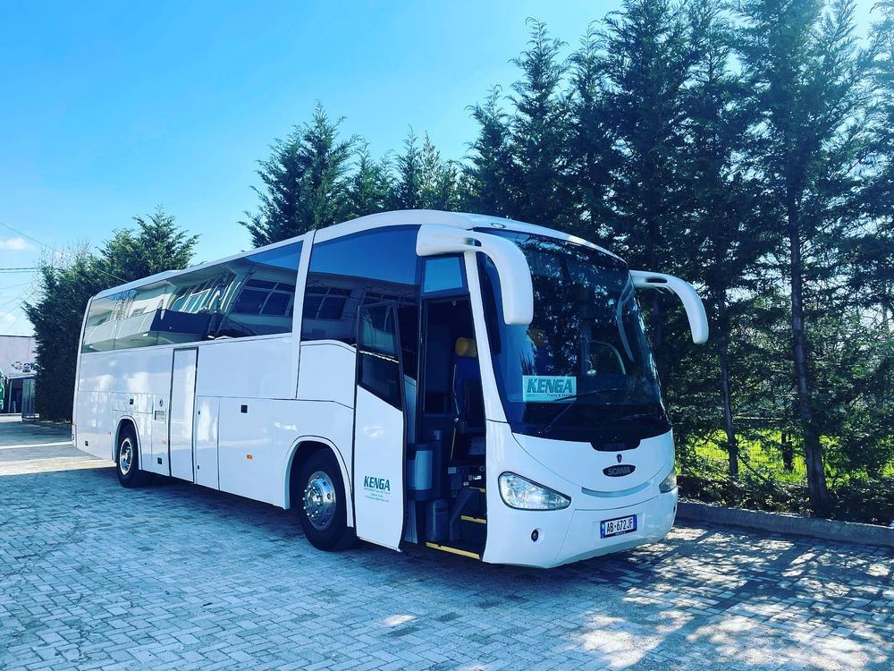 Autobus turistik i Kenga Bus, Scania Irizar, me derën e hapur