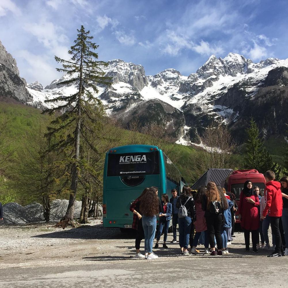 Grup nxënësish pranë autobusit të Kenga Bus në Alpet Shqiptare