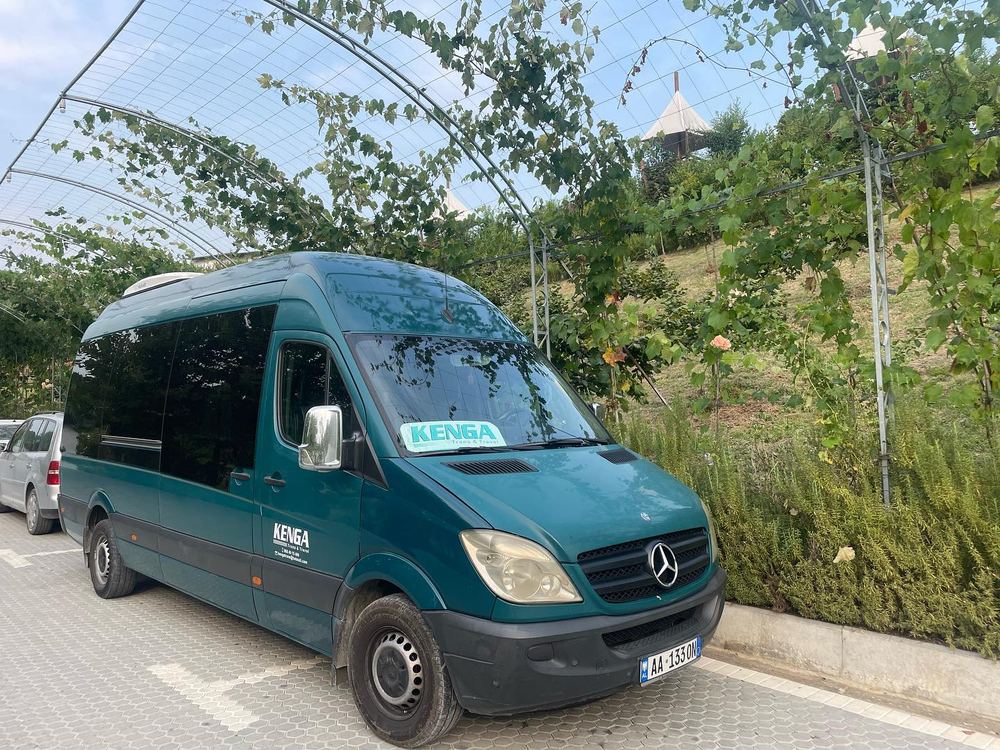 Minibusi Mercedes-Benz i Kenga Bus me logon në derë