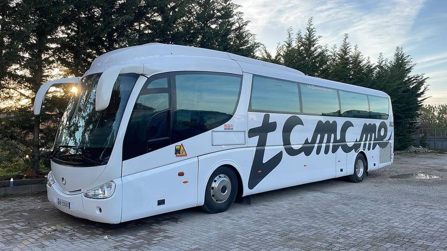 Autobus i bardhë i Kenga Bus i parkuar në perëndim të diellit