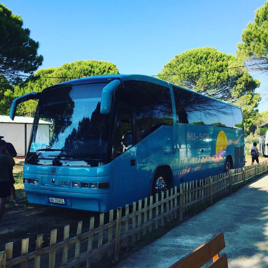 Autobus blu Irizar i Kenga Bus i parkuar mes pishave