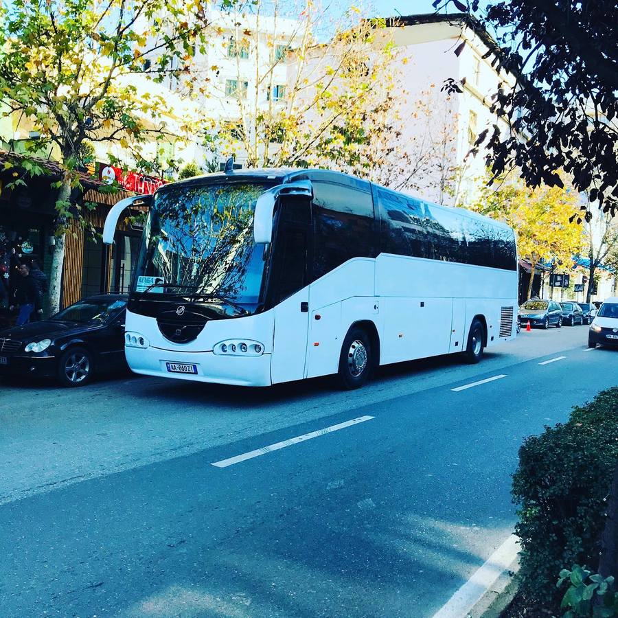 Autobus i bardhë i Kenga Bus në bulevardin e Tiranës në vjeshtë
