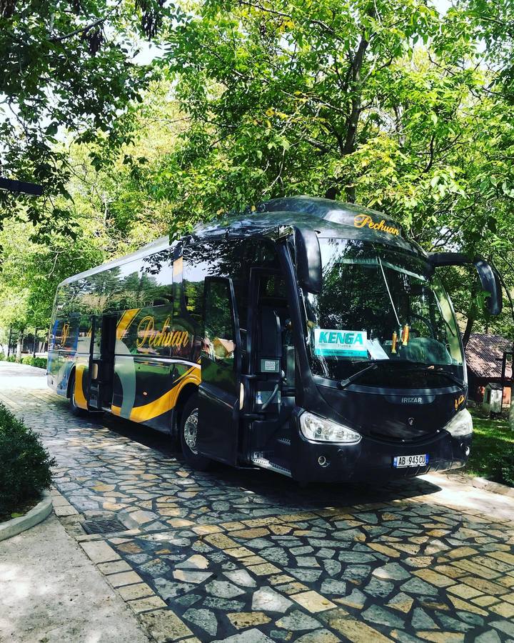 Autobus i zi Irizar i Kenga Bus i parkuar nën pemë