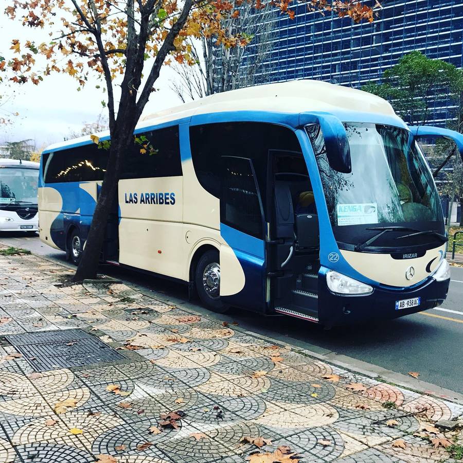 Autobus krem dhe blu i Kenga Bus i parkuar në Tiranë