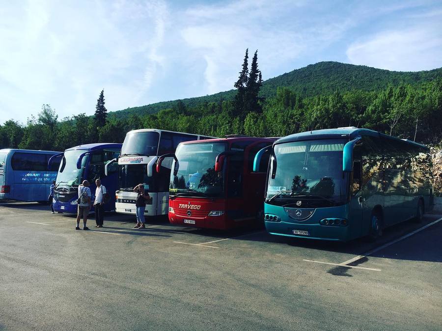 Autobusi i Kenga Bus në një zonë pushimi krah autobusëve nga vende të tjera