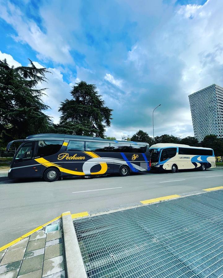 Dy autobusë të Kenga Bus të parkuar njëri pas tjetrit në Tiranë