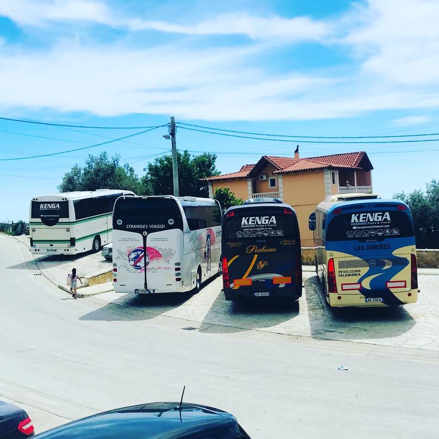 Katër autobusë të Kenga Bus të parkuar krah për krah