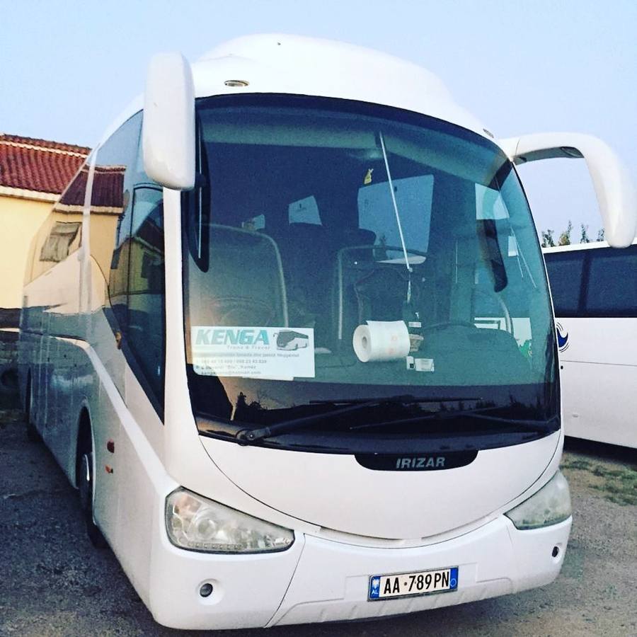 Autobus i bardhë Irizar i Kenga Bus i parkuar në bazë