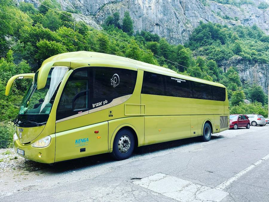Autobus Irizar i Kenga Bus në një rrugë malore mes shkëmbinjve