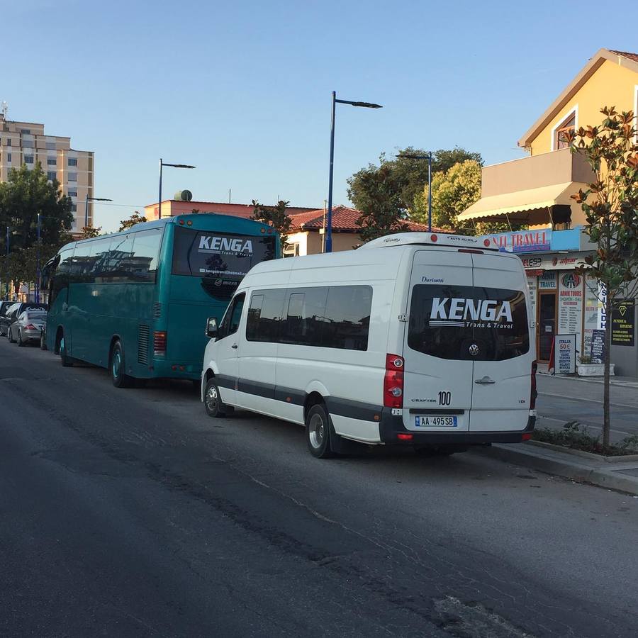 Minibusi Volkswagen Crafter dhe një autobus i Kenga Bus në rrugë